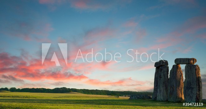 Bild på Stonehenge against a purple blue sky